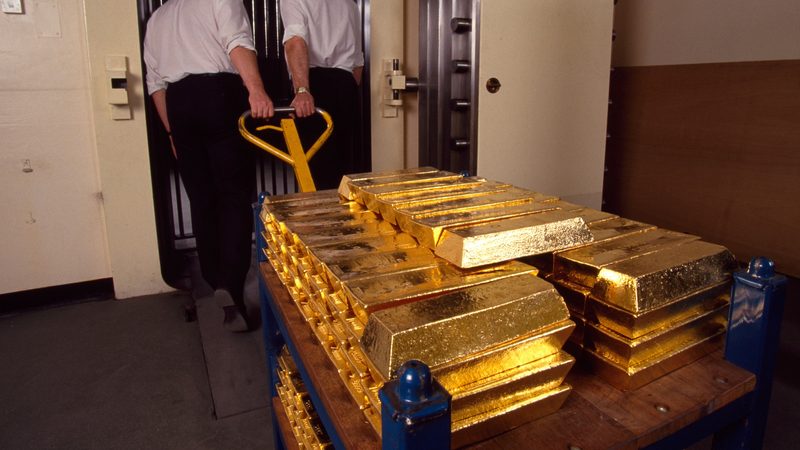 B8KRCP The Bank of England underground Gold Vaults in London Stacks of Gold Bars are taken into storage Gold bars are taken into storage at the Bank of England;central banks around the world are increasing reserves