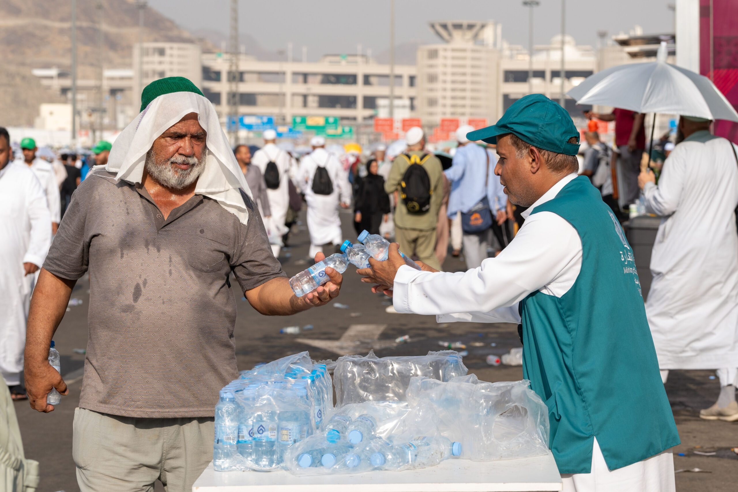 Water is handed out to pilgrims in Mecca. Hundreds of pilgrims without a Hajj permit died during extreme heat last week