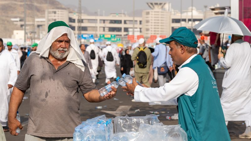 Water is handed out to pilgrims in Mecca. Hundreds of pilgrims without a Hajj permit died during extreme heat last week