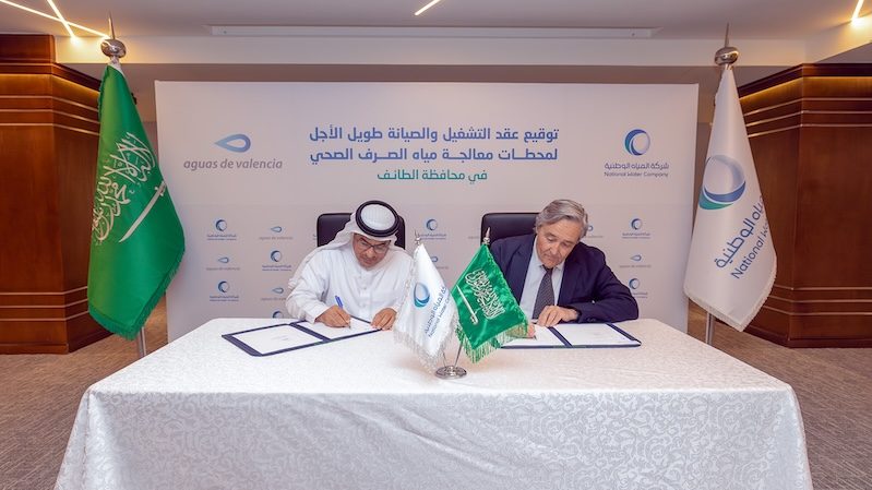 Dr Fuad Alsheikh Mubarak, CEO, NWC and Severino Ramos Aparici, general manager of Aguas de Valencia sign the contract for the Saudi water projects