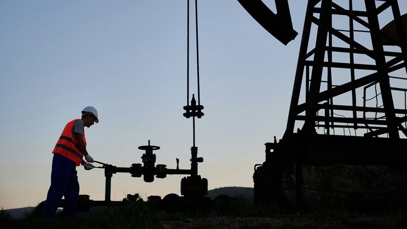 Despite optimism from hedge funds and traders, oil prices remain relatively stable