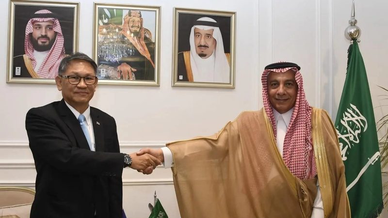Thailand's consul general Kitinai Nutakul visits the Saudi Ministry of Foreign Affairs in Jeddah