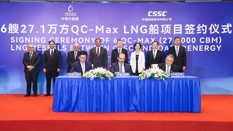 QatarEnergy CEO Saad Sherida Al-Kaabi (centre) and senior executives of Hudong-Zhonghua Shipbuilding and China Shipbuilding Trading Company signing the deal