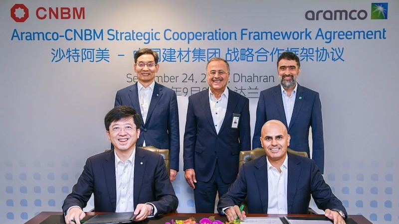 CNBM and Aramco executives sign the agreement in the presence of Aramco president & CEO Amin H. Nasser (centre)