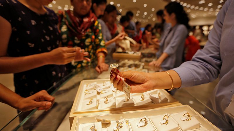 Shoppers looking for Diwali gold purchases are opting for lower-karat pieces to counter rising prices, experts say