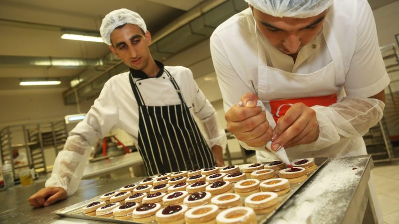 turkey foreign currency: Chefs at work in a bakery in Istanbul, Turkey. The central bank has eased its hold on growth in lira-denominated loans for SMEs