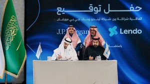 Lendo and J.P. Morgan executives signing the facility, which is expected to create new jobs in Saudi Arabia