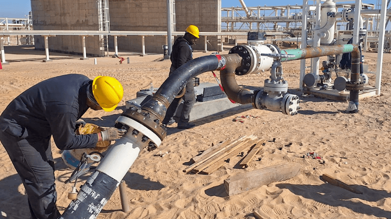 Workers at the Chadar oilfield in eastern Libya