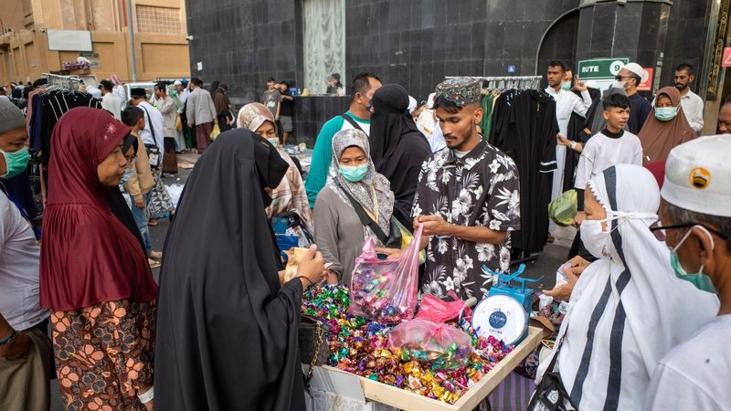 cash withdrawals people shopping Saudi Arabia