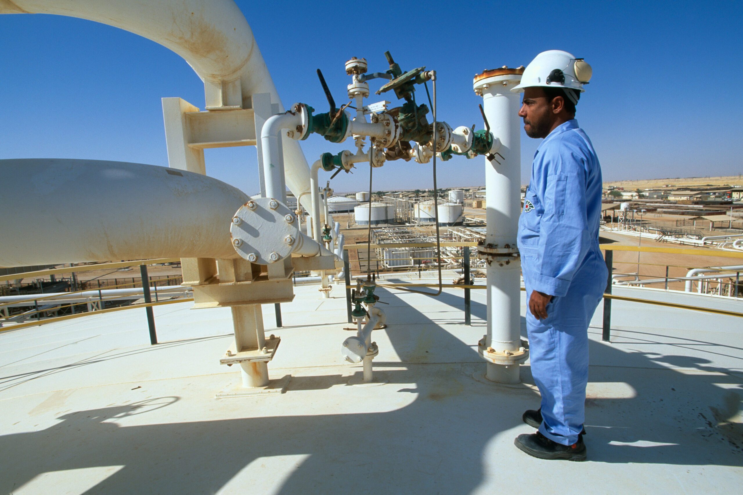 Oman budget surplus oil rig