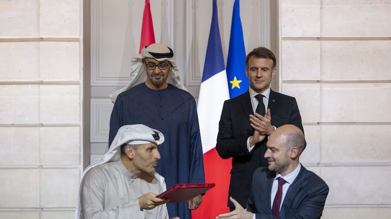 UAE president Sheikh Mohamed bin Zayed Al Nahyan and French President Emmanuel Macron attend the signing ceremony of the AI cooperation framework