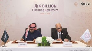 Bader AlSalloom, CEO of Banque Saudi Fransi and Jerry Inzerillo, group CEO, Diriyah Company signing the credit facility agreement for the Diriyah development loan