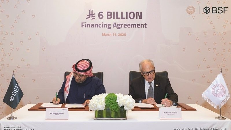 Bader AlSalloom, CEO of Banque Saudi Fransi and Jerry Inzerillo, group CEO, Diriyah Company signing the credit facility agreement for the Diriyah development loan