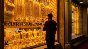 2BK5X38 Dubai Gold Souk, United Arab Emirates A shopper studies a display in the gold souk in Dubai. Investors are turning to gold in the face of economic uncertainty