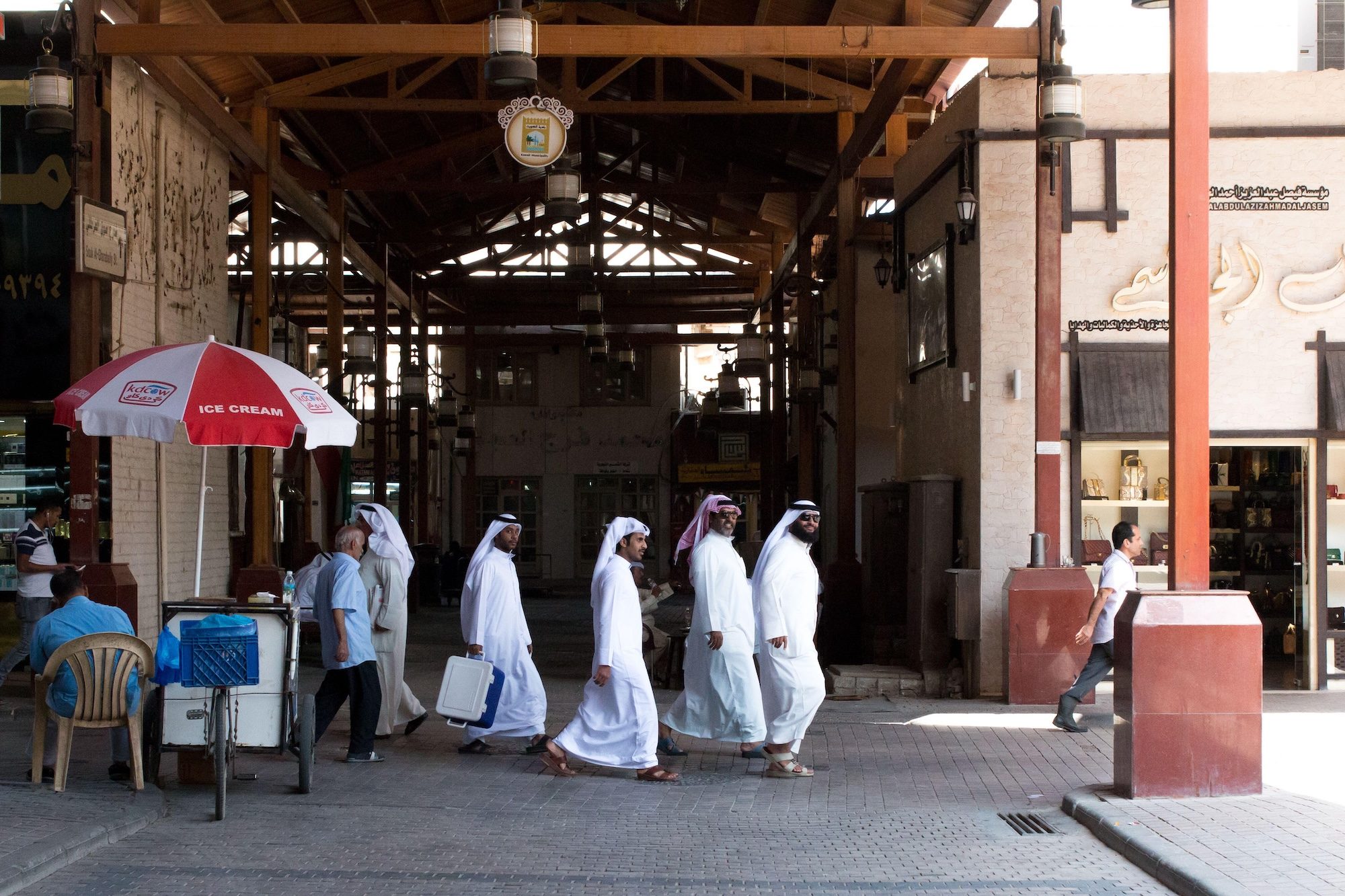 Mubarakiya souk in Kuwait: lower oil exports and an increase in imports pushed the country's trade balance down by 18 percent